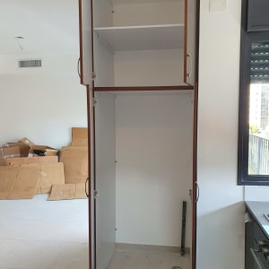 ארון פתוח עם מדפים, חלק מתהליך התקנה