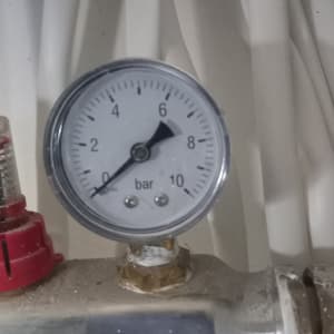 מד לחץ בר על צינור עם חיבורים