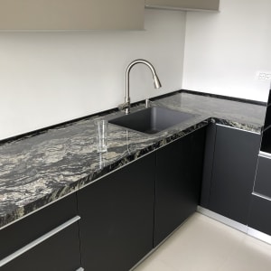 שיש מטבח עם דוגמת שיש כהה ולבן