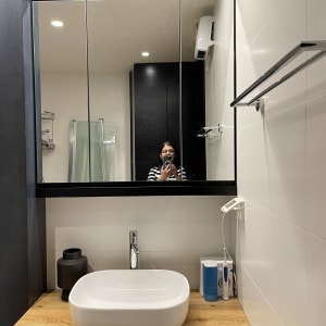 חדר אמבטיה עם כיור עץ וברז מודרני