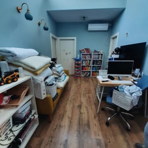 חדר עם מדפים, ספרים, שולחן עבודה ומחשב