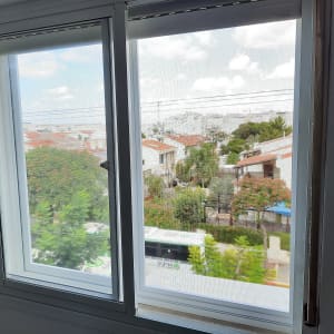 חלון אלומיניום עם מסגרת לבנה