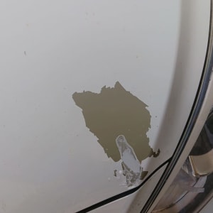 נזק לצבע על מכסה מנוע של רכב