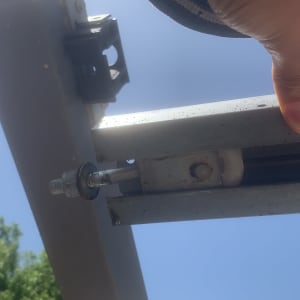עבודת כיוון ותיקון גלגל ומסילה בשער חשמלי