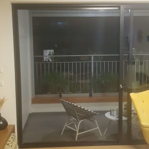 חלון זכוכית גדול עם תריסים סגורים