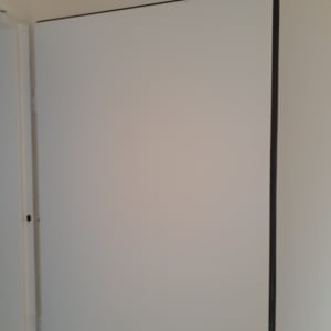 דלת לבנה עם ידית, ללא מוצרי ניקוי נראים