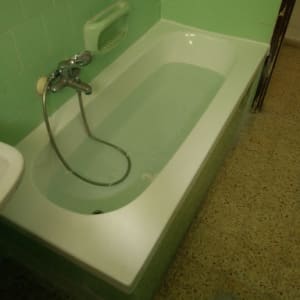 אמבטיה עם חיפוי קרמיקה ירוקה וברז מתכת