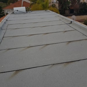 גג שטוח עם יריעות איטום אפורות