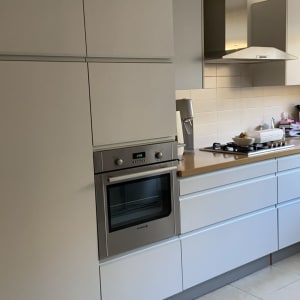 מטבח מודרני עם תנור, כיריים וקולט אדים