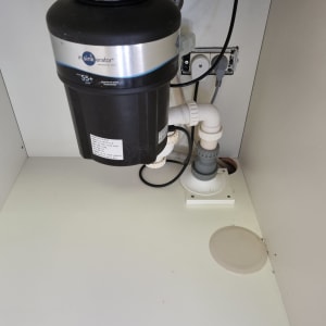 מערכת סילוק אשפה מתחת לכיור עם צינורות חיבור