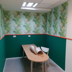 טפט עם דוגמת עלים ירוקים על קיר