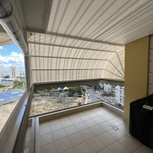 מרפסת עם סוכך בד מתקפל בצבע בהיר