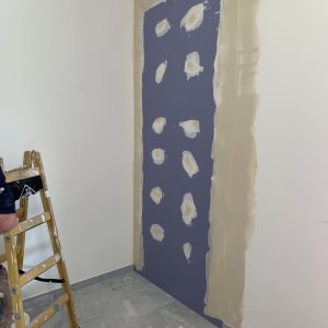 קיר גבס עם תיקוני שפכטל ולוח גבס סגול