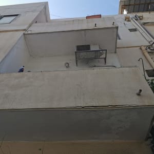 רשת מתכת על מרפסת למניעת כניסת יונים