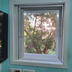 חלון אלומיניום עם מסגרת לבנה