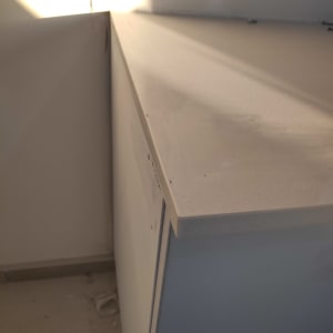 משטח שיש בהיר על ארון במטבח