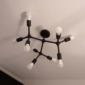 מנורת תקרה עם שמונה נורות לבנות