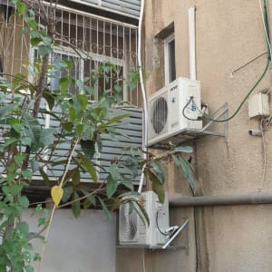 שני מזגנים מותקנים על קיר חיצוני של בניין