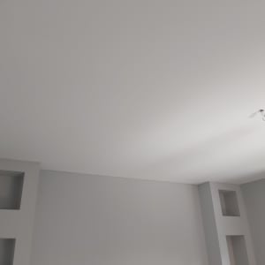 תקרת גבס עם נורות חשמל תלויות