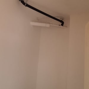 צינורות שחורים ולבנים על תקרה צבועה