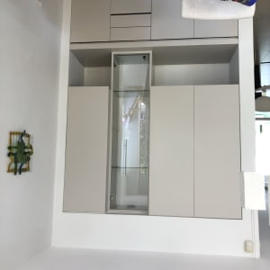 ארון מטבח עם דלתות זכוכית ומדפים