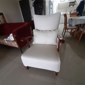 כורסה מרופדת עם כרית תואמת על מושב