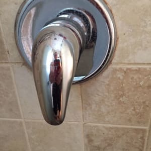 ידית ברז כרום על קיר אריחים