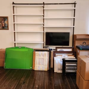 מדפים ריקים, קופסאות קרטון, מסך טלוויזיה, מסגרות תמונה