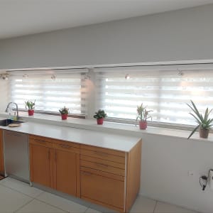 וילון זברה לבן עם פסים אופקיים במטבח