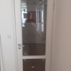 דלת עם זכוכית שקופה ומסגרת לבנה