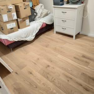 רצפת פרקט עץ בהירה בחדר שינה