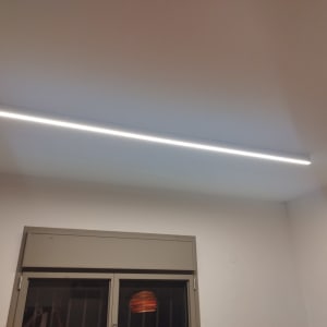 תאורת לד מותקנת על תקרה לבנה