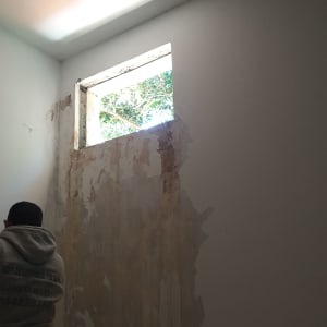 יצירת פתח לחלון בקיר פנימי במהלך עבודות שיפוץ