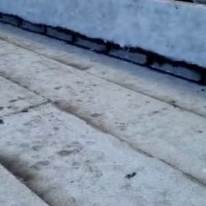 גג אטום עם שכבת איטום כהה לאורך התפרים