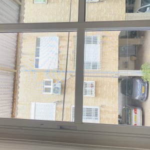 חלון אלומיניום עם מסגרת לבנה