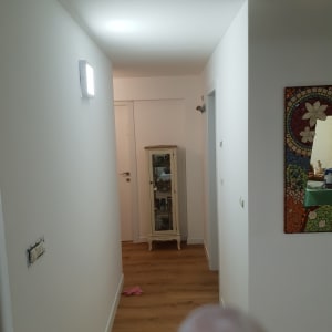 אצבע עם צבע לבן על רקע קיר צבוע