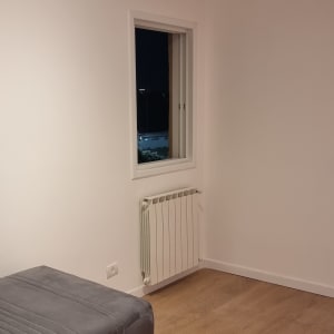 חדר עם קירות צבועים, רצפת עץ וחלון חדש