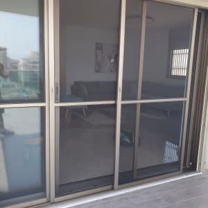 דלת הזזה מאלומיניום עם מסגרת זכוכית