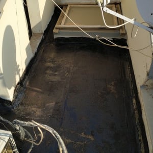 גג אטום בזפת עם צינורות וצלחת לוויין