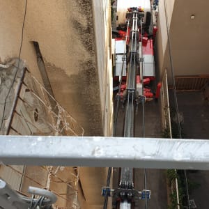 מנוף הרמה בין בניינים לשיפוץ חיצוני