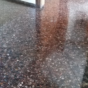 רצפה מבריקה ונקייה עם השתקפות אור