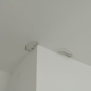 סימני רטיבות בתקרה לקראת שיפוץ