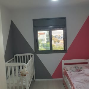 קיר צבוע בצורות גיאומטריות אפור וורוד