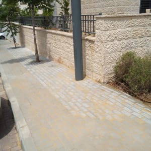 מדרכה מרוצפת חדשה עם אבנים משתלבות