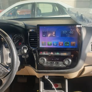 מערכת מולטימדיה ברכב עם מסך מגע גדול