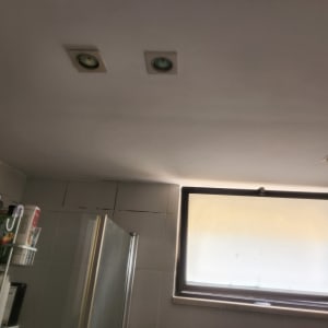 תקרה עם כתמי רטיבות ליד חלון