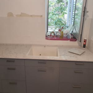 שיש לבן עם כיור במטבח מודרני