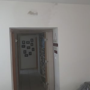 קיר עם תיקון צבע מעל דלת