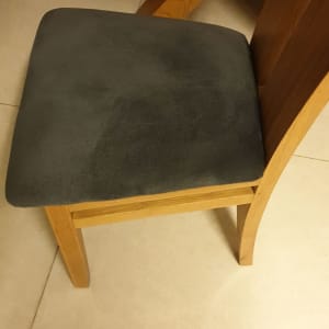 כיסא עץ עם ריפוד כהה על המושב