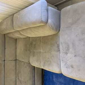 ספה עם כתמים על ריפוד בד אפור